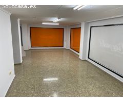 Entresuelo para oficinas muy bien situado en zona comercial.