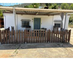 Encantadora casa de una planta en plena naturaleza, rodeada de montaña