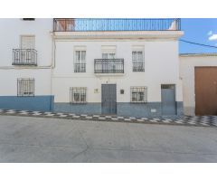 “Tu nuevo hogar con alma: 6 habitaciones, patio y estilo rústico