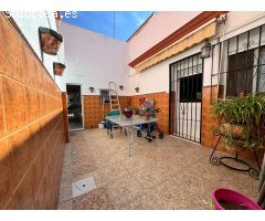 Casa con patio y garaje en zona Gallinero