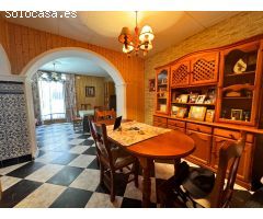 Casa con patio y garaje en zona Gallinero