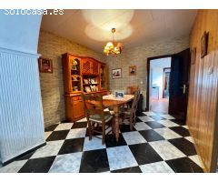 Casa con patio y garaje en zona Gallinero