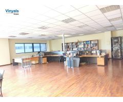 Planta baja con oficinas y patios!