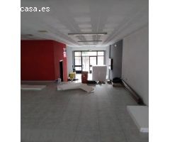 Bajo comercial a pocos metros del concello de Carballo