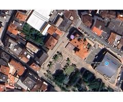 Solar y edificio frente al Jardín Municipal de Carballo