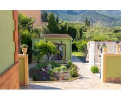 Se vende un trozo de paraíso: chalet independiente en Beniatjar con licencia turística