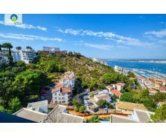 Hermosa casa con espléndidas vistas al mar, situada en la colina de Puig Rom de Roses.