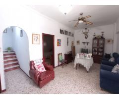 VENTA AMPLIA CASA CÉNTRICA CON GARAJE