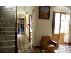 VENTA AMPLIA CASA CÉNTRICA + GARAJE+ PATIO + TERRAZA
