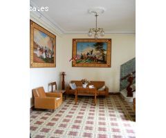 VENTA AMPLIA CASA CÉNTRICA + GARAJE+ PATIO + TERRAZA