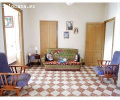 VENTA AMPLIA CASA CÉNTRICA + GARAJE+ PATIO + TERRAZA