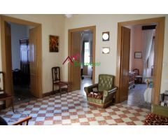 VENTA AMPLIA CASA CÉNTRICA + GARAJE+ PATIO + TERRAZA