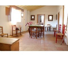 VENTA AMPLIA CASA CÉNTRICA + GARAJE+ PATIO + TERRAZA