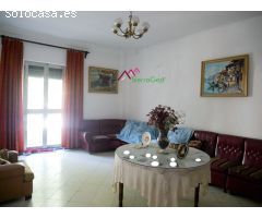 VENTA AMPLIA CASA CÉNTRICA
