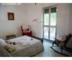 VENTA AMPLIA CASA CÉNTRICA