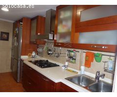AMPLIO PISO DE CUATRO HABITACIONES CON PATIO DE 50 METROS Y GARAJE INCLUIDO