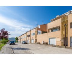 Se vende adosado con vistas panorámicas.