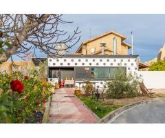 MAGNIFICO CHALET INDEPENDIENTE CON JARDIN Y PISCINA