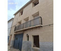 ¡Descubre tu refugio perfecto en la encantador municipio de Chera! Amplia casa de pueblo