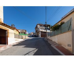 Solar orientado a dos calles en muy buena zona