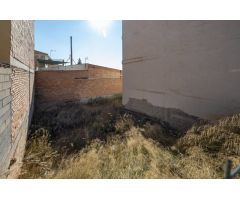 Solar orientado a dos calles en muy buena zona