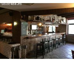 amplio local comercial de 416 m² más una terraza de 60 m² operado como restaurante, situado en la pl