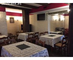 amplio local comercial de 416 m² más una terraza de 60 m² operado como restaurante, situado en la pl