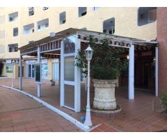 amplio local comercial de 416 m² más una terraza de 60 m² operado como restaurante, situado en la pl