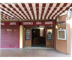 amplio local comercial de 416 m² más una terraza de 60 m² operado como restaurante, situado en la pl