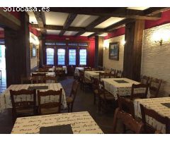 amplio local comercial de 416 m² más una terraza de 60 m² operado como restaurante, situado en la pl