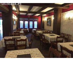 amplio local comercial de 416 m² más una terraza de 60 m² operado como restaurante, situado en la pl
