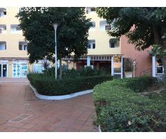 amplio local comercial de 416 m² más una terraza de 60 m² operado como restaurante, situado en la pl