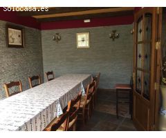 amplio local comercial de 416 m² más una terraza de 60 m² operado como restaurante, situado en la pl