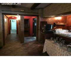 amplio local comercial de 416 m² más una terraza de 60 m² operado como restaurante, situado en la pl