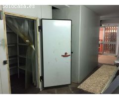 amplio local comercial de 416 m² más una terraza de 60 m² operado como restaurante, situado en la pl