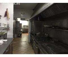 amplio local comercial de 416 m² más una terraza de 60 m² operado como restaurante, situado en la pl