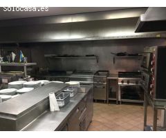 amplio local comercial de 416 m² más una terraza de 60 m² operado como restaurante, situado en la pl