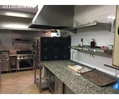 amplio local comercial de 416 m² más una terraza de 60 m² operado como restaurante, situado en la pl