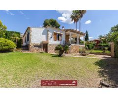 Chalet con bonito jardín y grandes terrazas