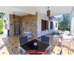 Chalet con bonito jardín y grandes terrazas