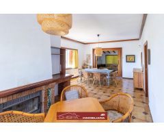 Chalet con bonito jardín y grandes terrazas
