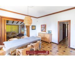 Chalet con bonito jardín y grandes terrazas