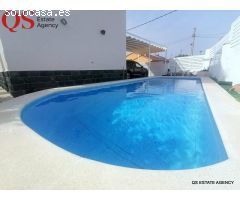 Casa con piscina y jardín en Cunit Residencial