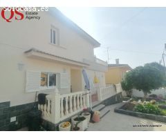 Casa con piscina y jardín en Cunit Residencial