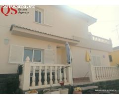 Casa con piscina y jardín en Cunit Residencial