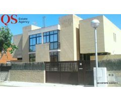 Casa adosada en la urbanización Chalets de Salou, Salou