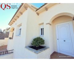 Chalet con terreno amplio en urbanización Castell de Montornés de La Pobla de Montornés