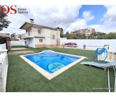 Casa con piscina y jardín en la urbanización Costa Cunit, Cunit