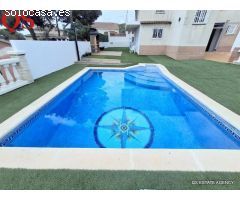 Casa con piscina y jardín en la urbanización Costa Cunit, Cunit