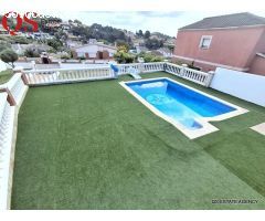 Casa con piscina y jardín en la urbanización Costa Cunit, Cunit